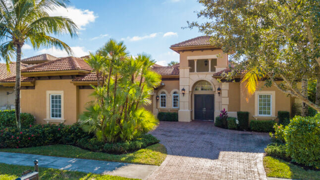 Upscaled Luxury home in Naples Lely Resort. Recently updated